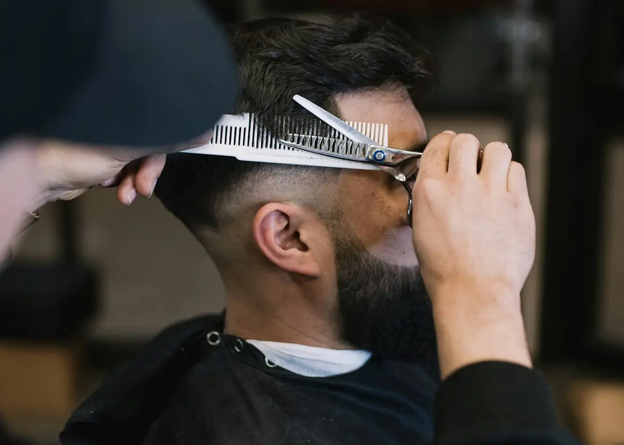 Afeitado clásico de barba con navaja en Tijera y Navaja